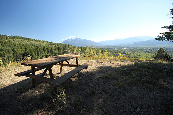Swift Creek trail viewpoint with picnic table and mountain landscape in Valemount