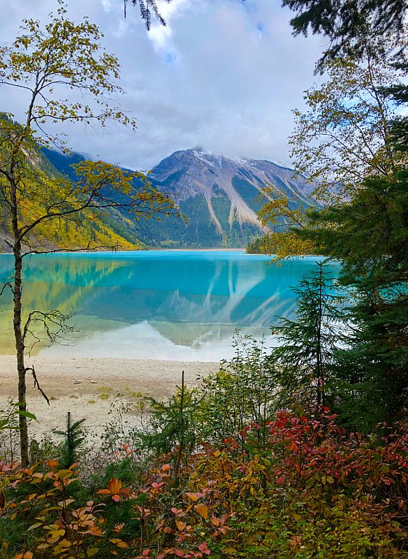Beautiful turquoise waters of Kinney Lake, close to Best Western Plus Valemount